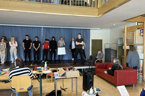 Mikil stemming er í nemendum við undirbúning árshátíðar.